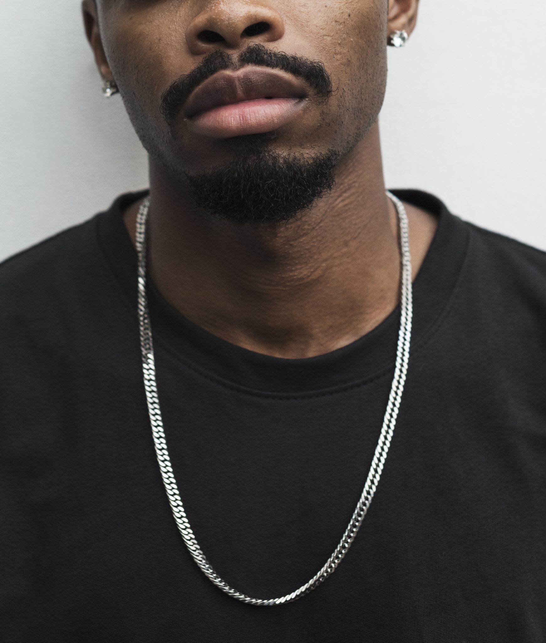 Colar masculino em homem