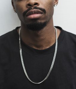 Leia mais sobre o artigo Modelos de correntes masculinas que mais vendem no atacado e como escolher para seu mostruário